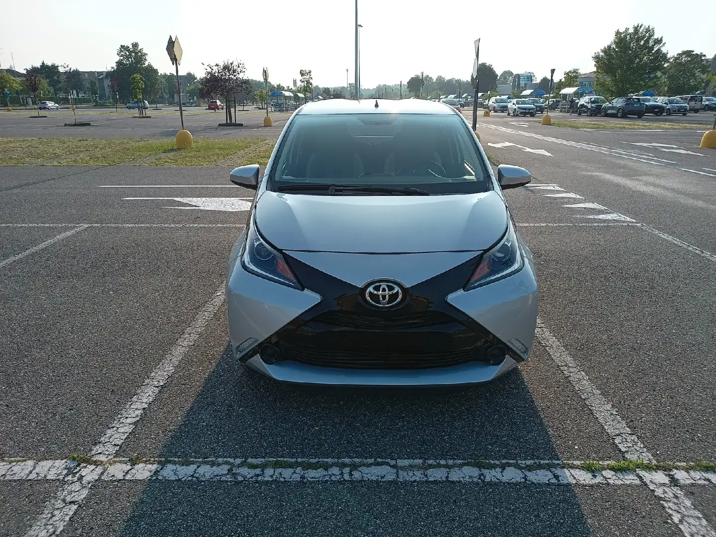 Toyota Aygo 5porte 1.0 x-play CAMBIO AUTOMATICO srebrna - 1