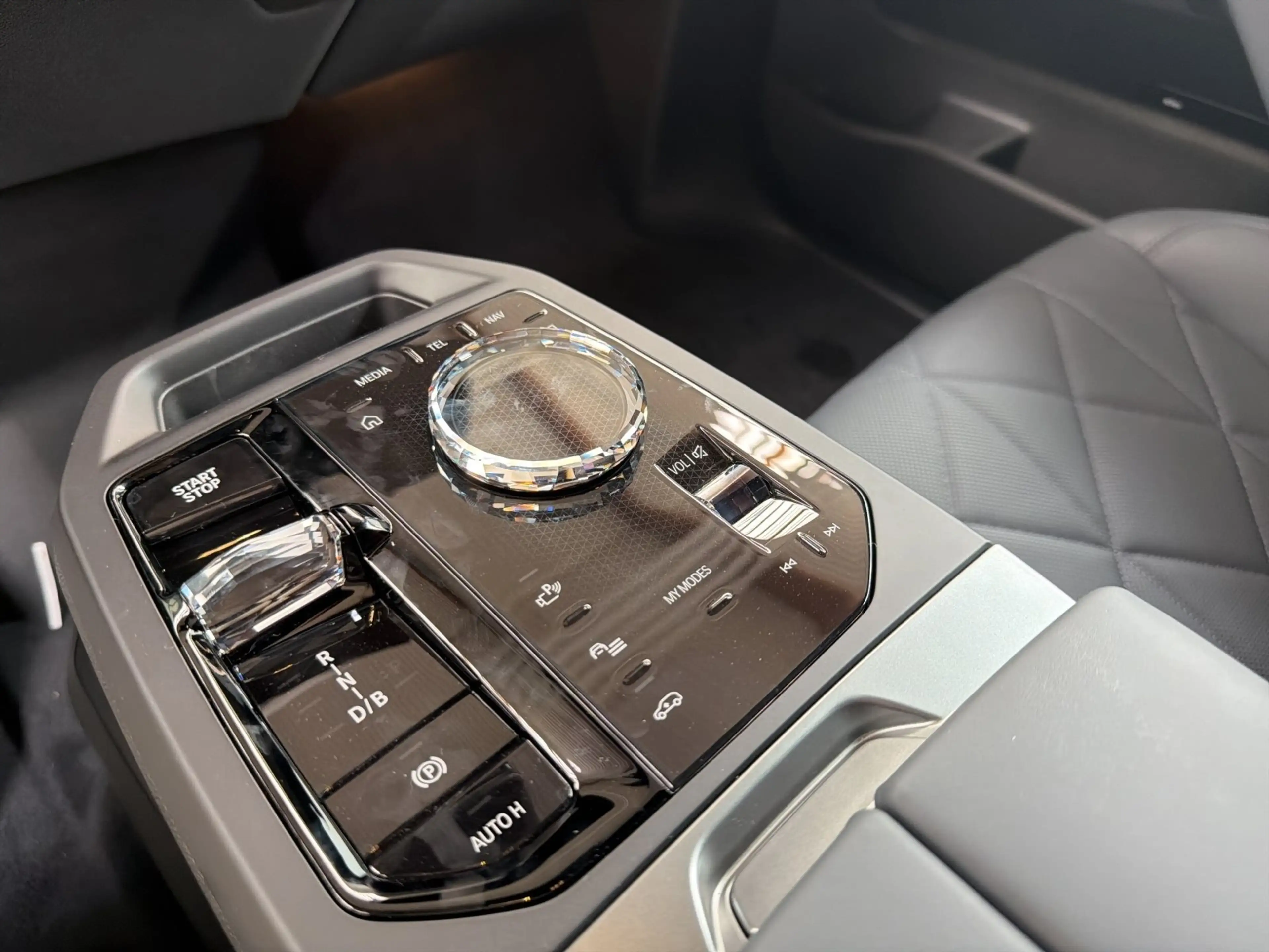 BMW iX xDrive60 M Sport Pro|AHK|SkyLounge|DA-Prof. — photo 13
