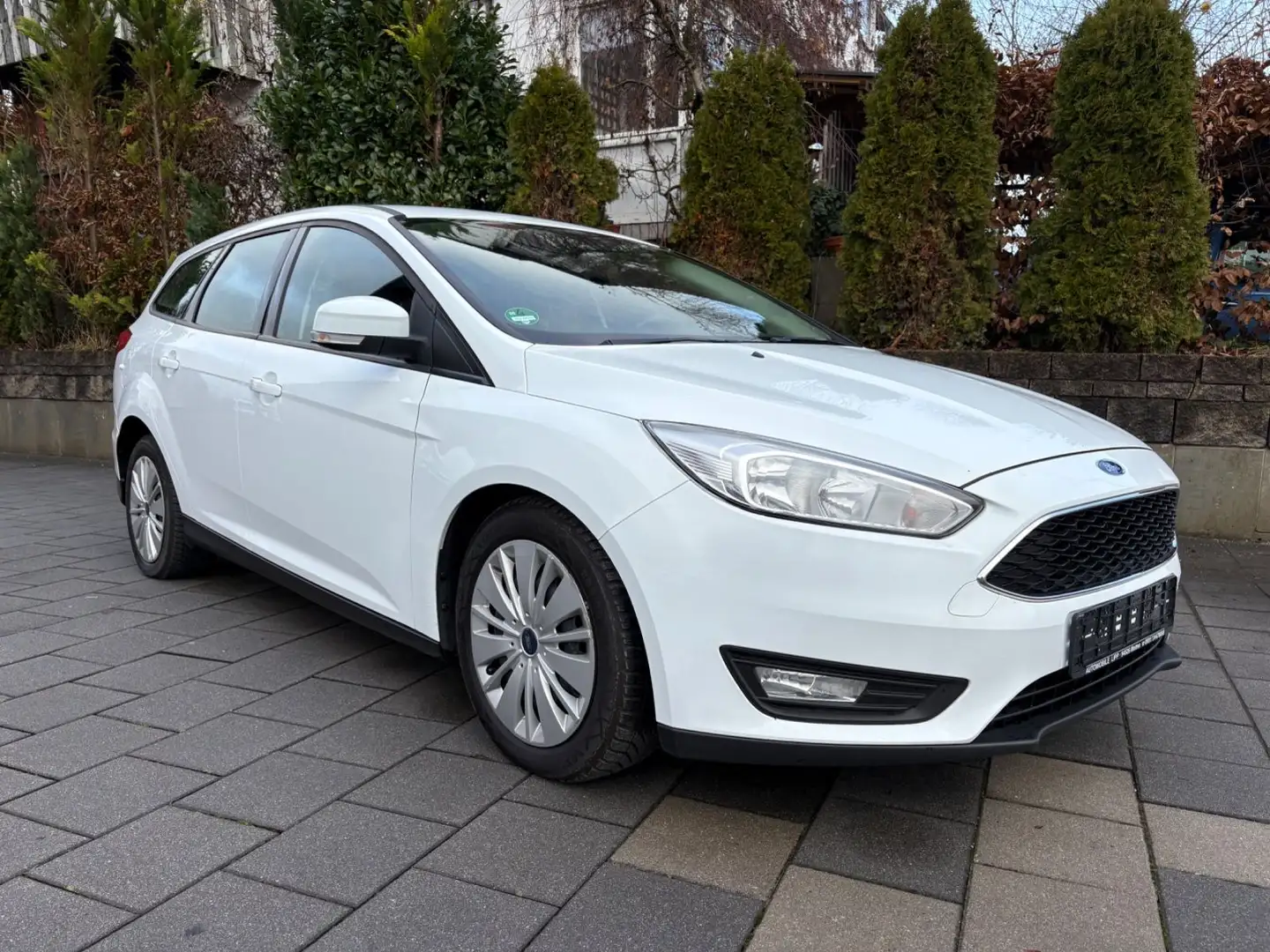 Ford Focus Turnier Business Blanc - 1