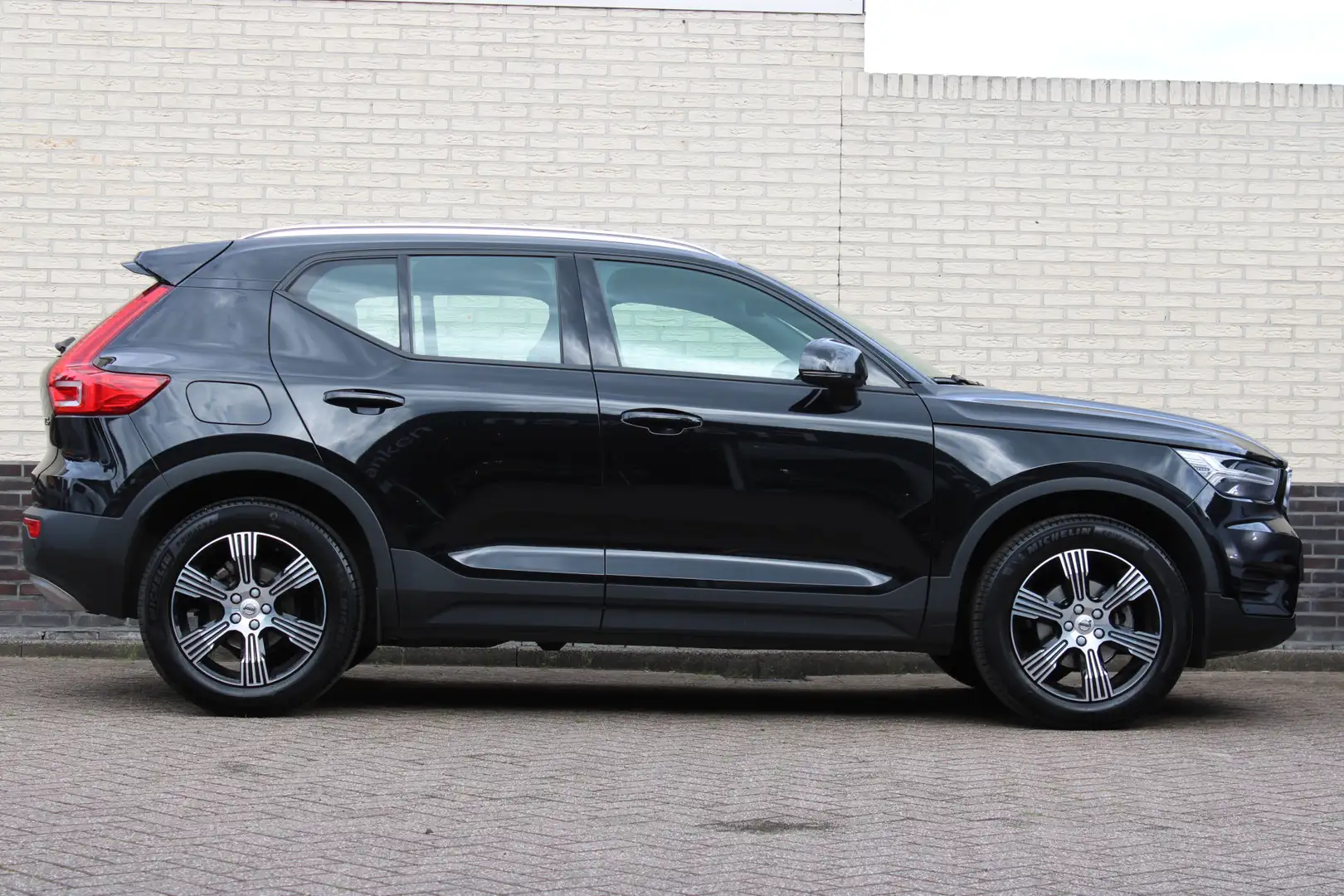 Volvo XC40 1.5 T3 Momentum Pro | Trekhaak | Camera | Navigati Zwart - 2