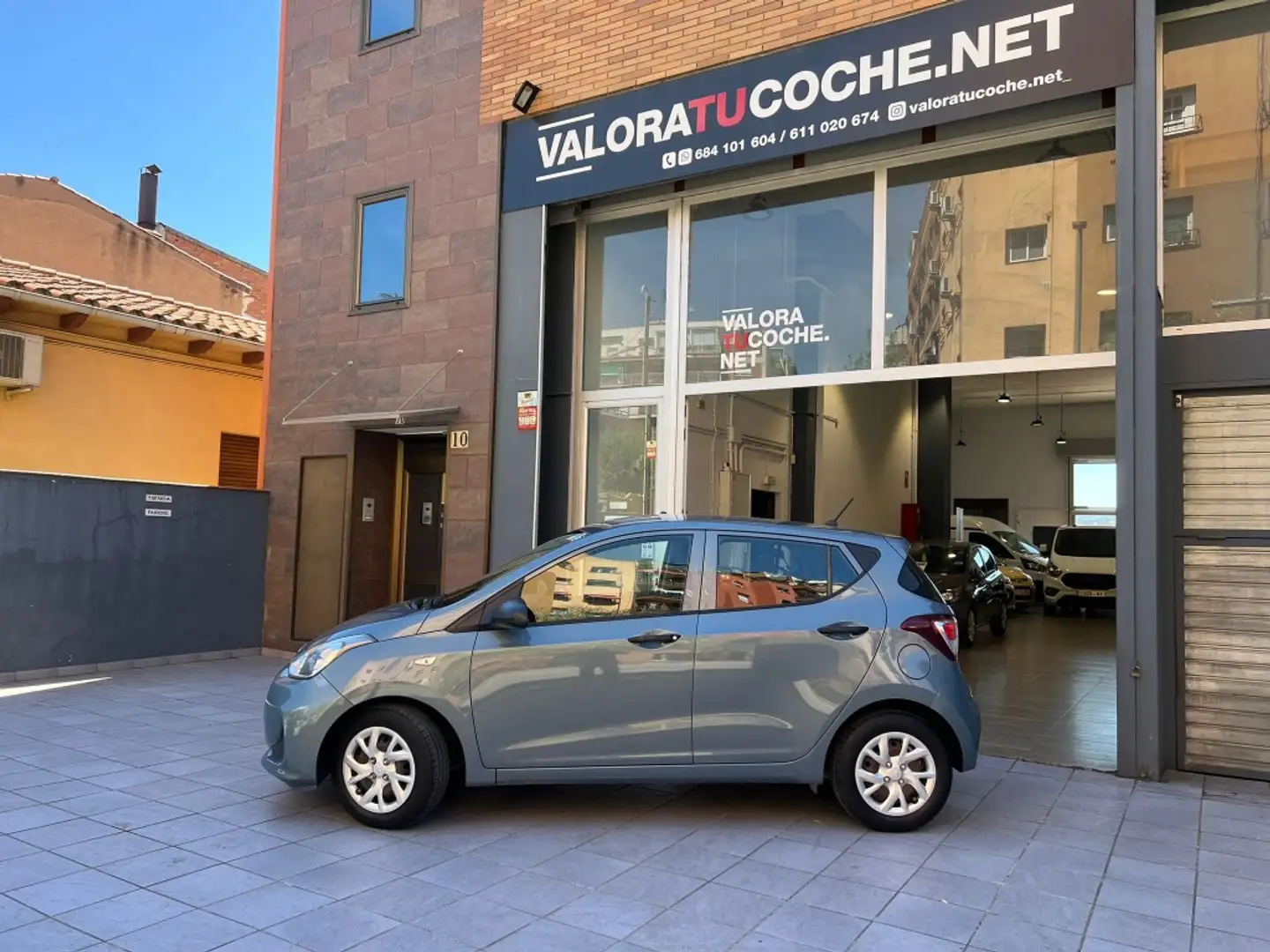 Hyundai i10 1.0 Tecno Plus Gris - 2