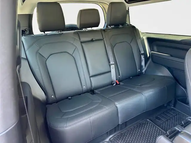 Land Rover Defender view 5