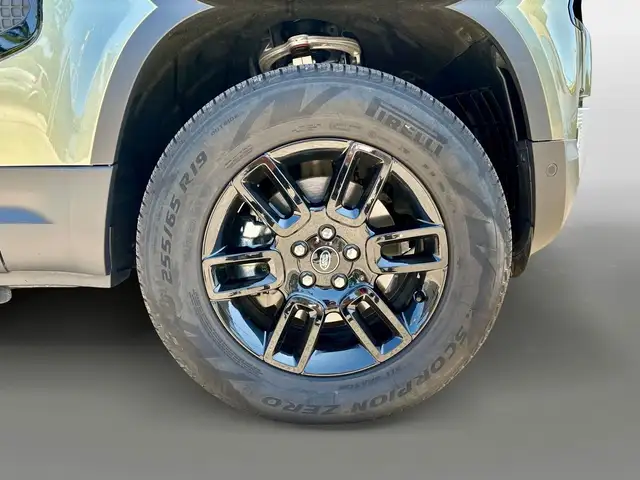 Land Rover Defender view 9