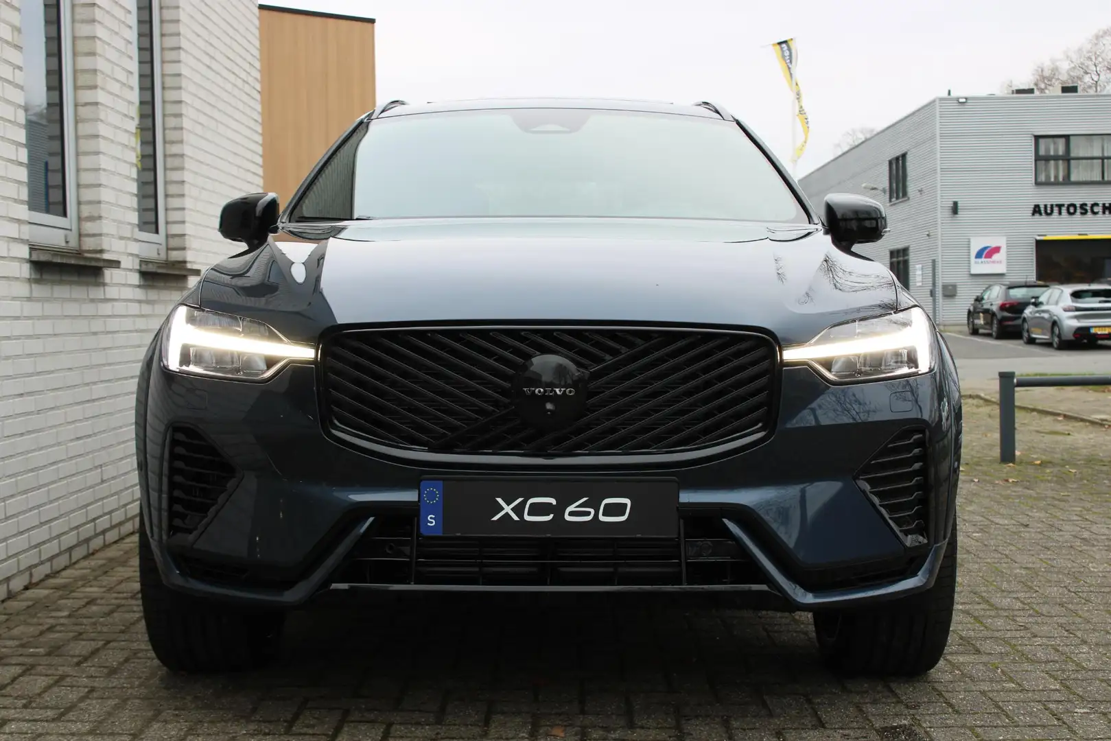 Volvo XC60 2.0 T6 Plug-in hybrid AWD Ultra Black Edition | Na Blau - 2