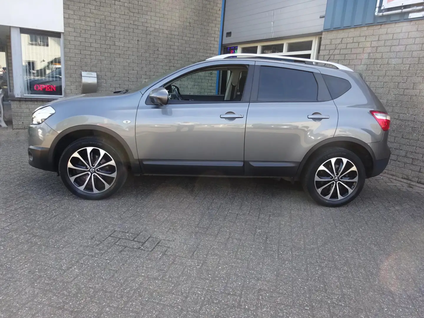 Nissan Qashqai 2.0 Connect Edition Grijs - 2