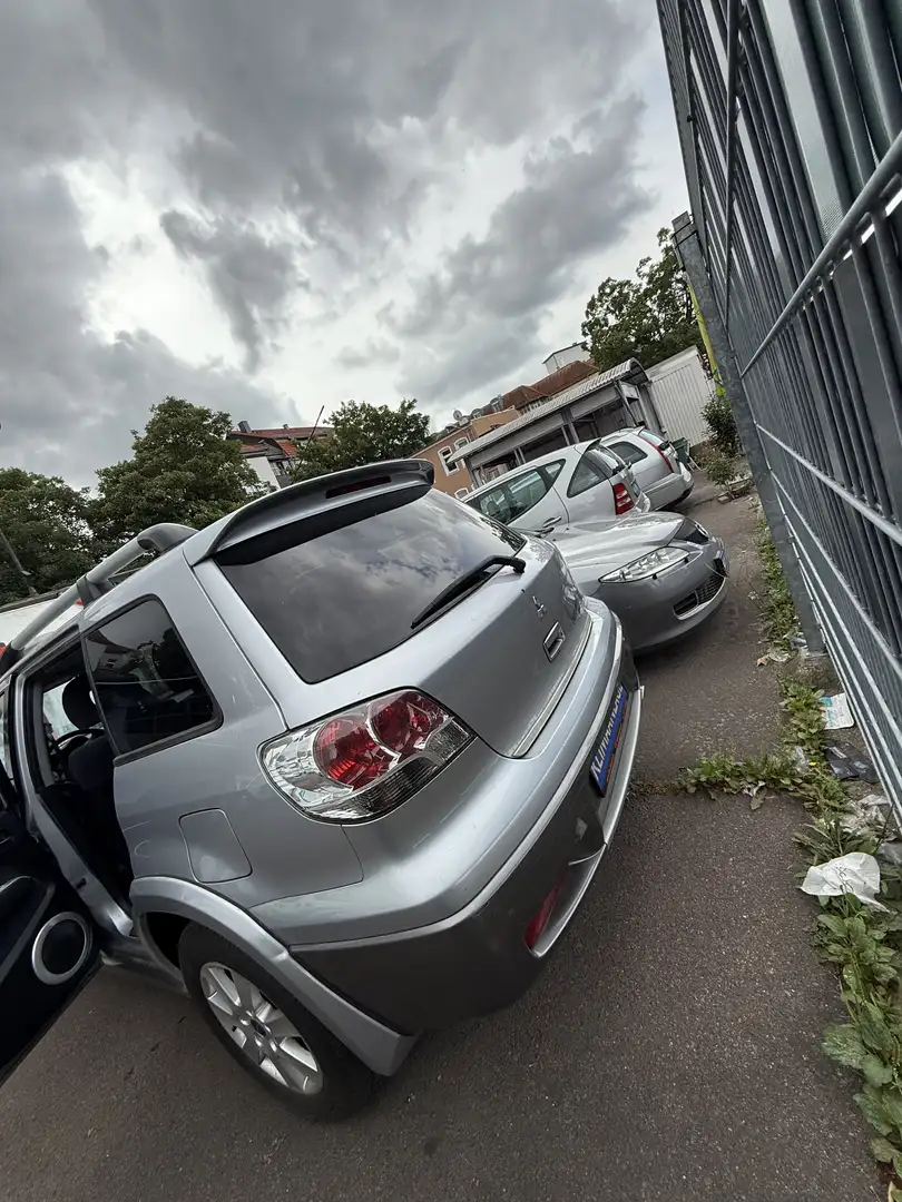 Mitsubishi Outlander 4 mal 4 Gute Zustand Viele Teile sind neu. KLima Silber - 2