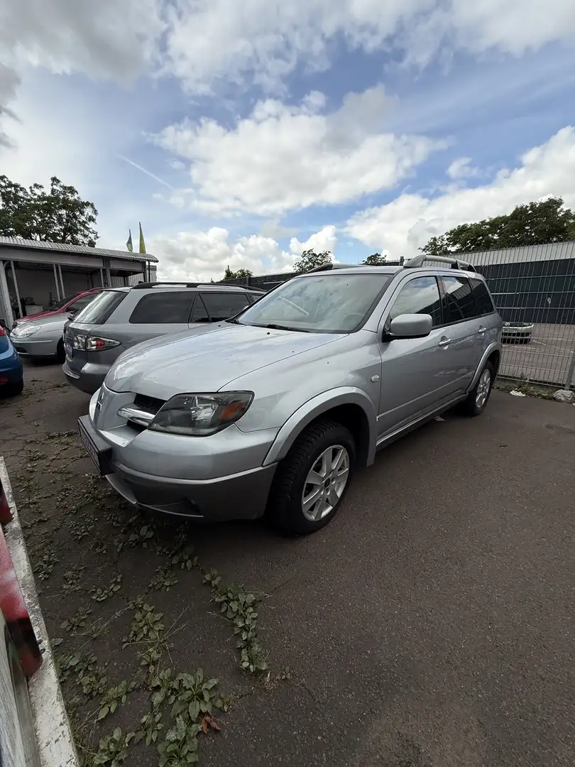 Mitsubishi Outlander 4 mal 4 Gute Zustand Viele Teile sind neu. KLima Silber - 1