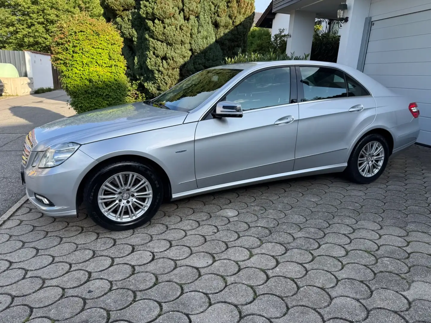 Mercedes-Benz E 350 CDI Lim Automatik *AHK*TÜV*SHZ Silber - 2