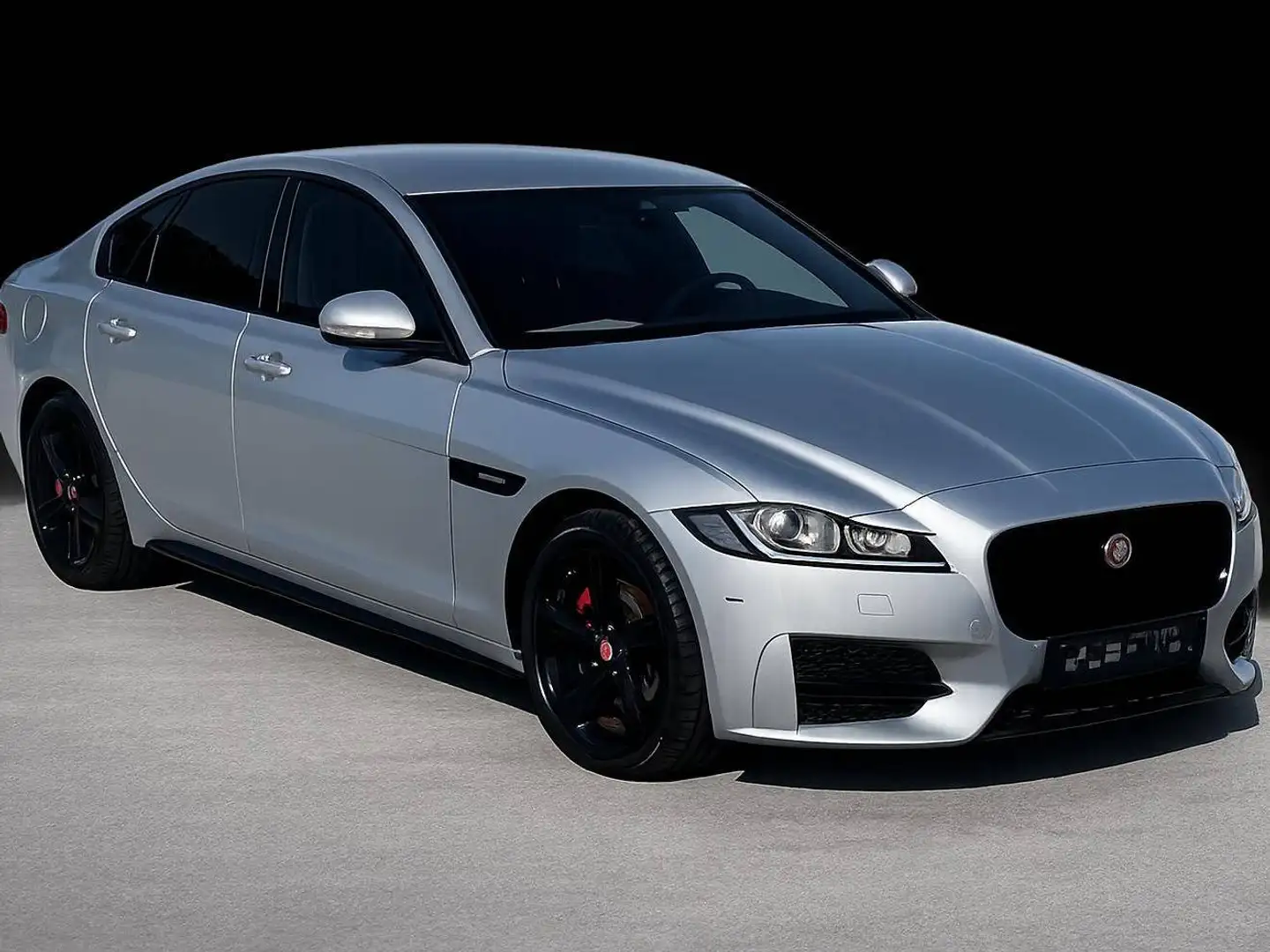 Jaguar XF XF 25d AWD R-Sport Aut. R-Sport Silber - 1