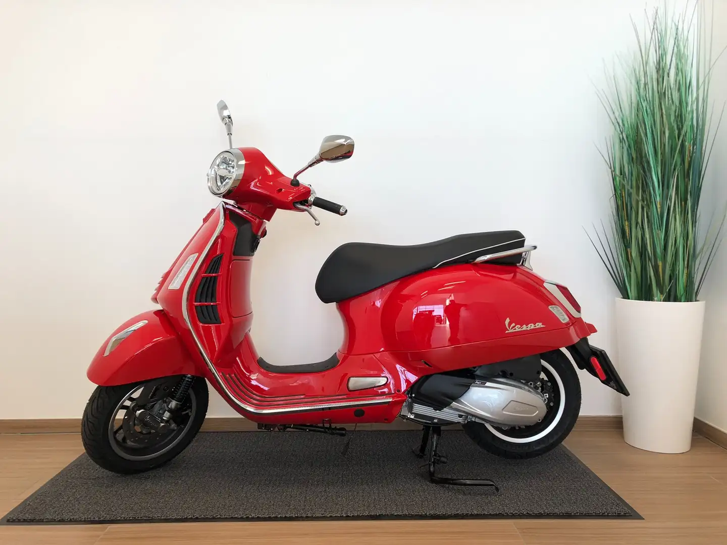 Vespa GTS Super Sport 300 Rood - 2