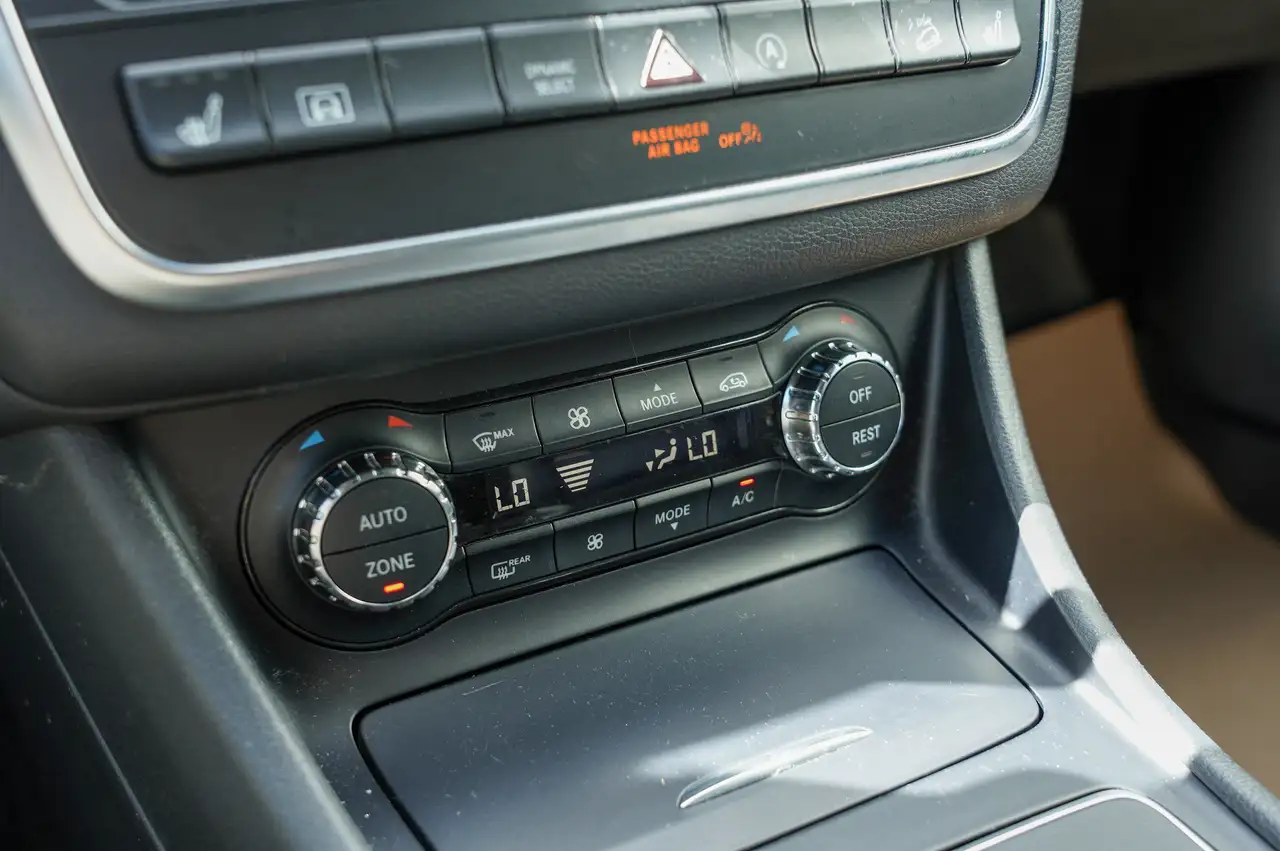 Mercedes-Benz GLA снимка Mercedes-Benz GLA
