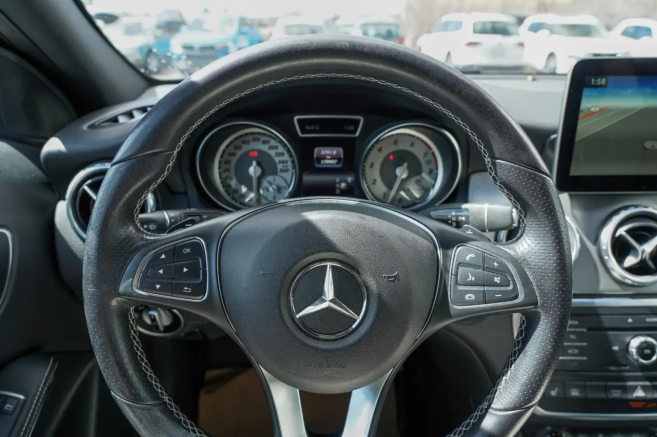 Mercedes-Benz GLA снимка Mercedes-Benz GLA
