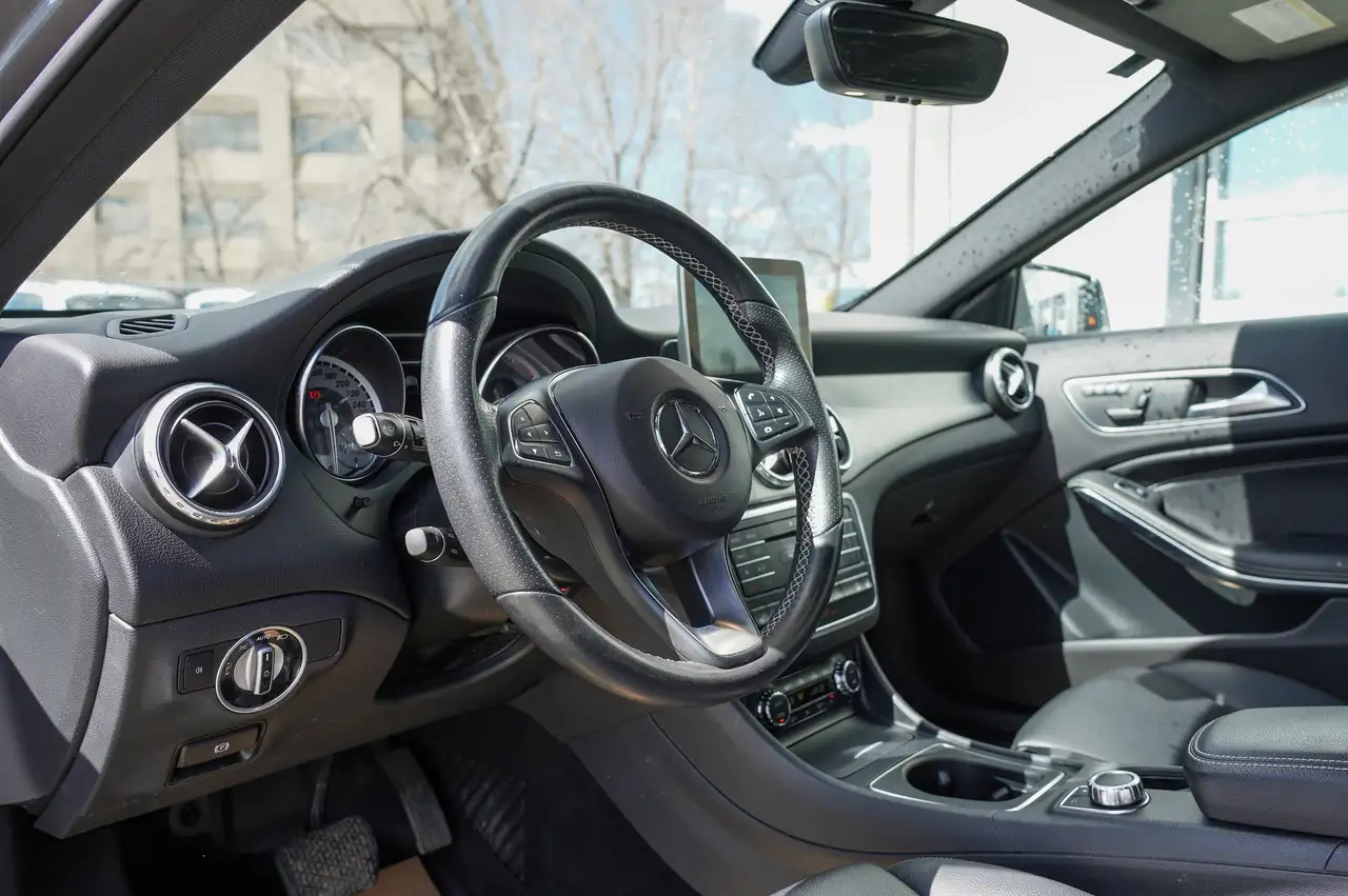 Mercedes-Benz GLA снимка Mercedes-Benz GLA