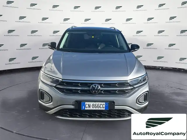 Volkswagen T-Roc view 3