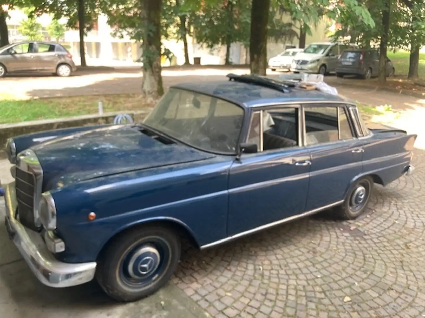 Mercedes-Benz 200 Modrá - 1