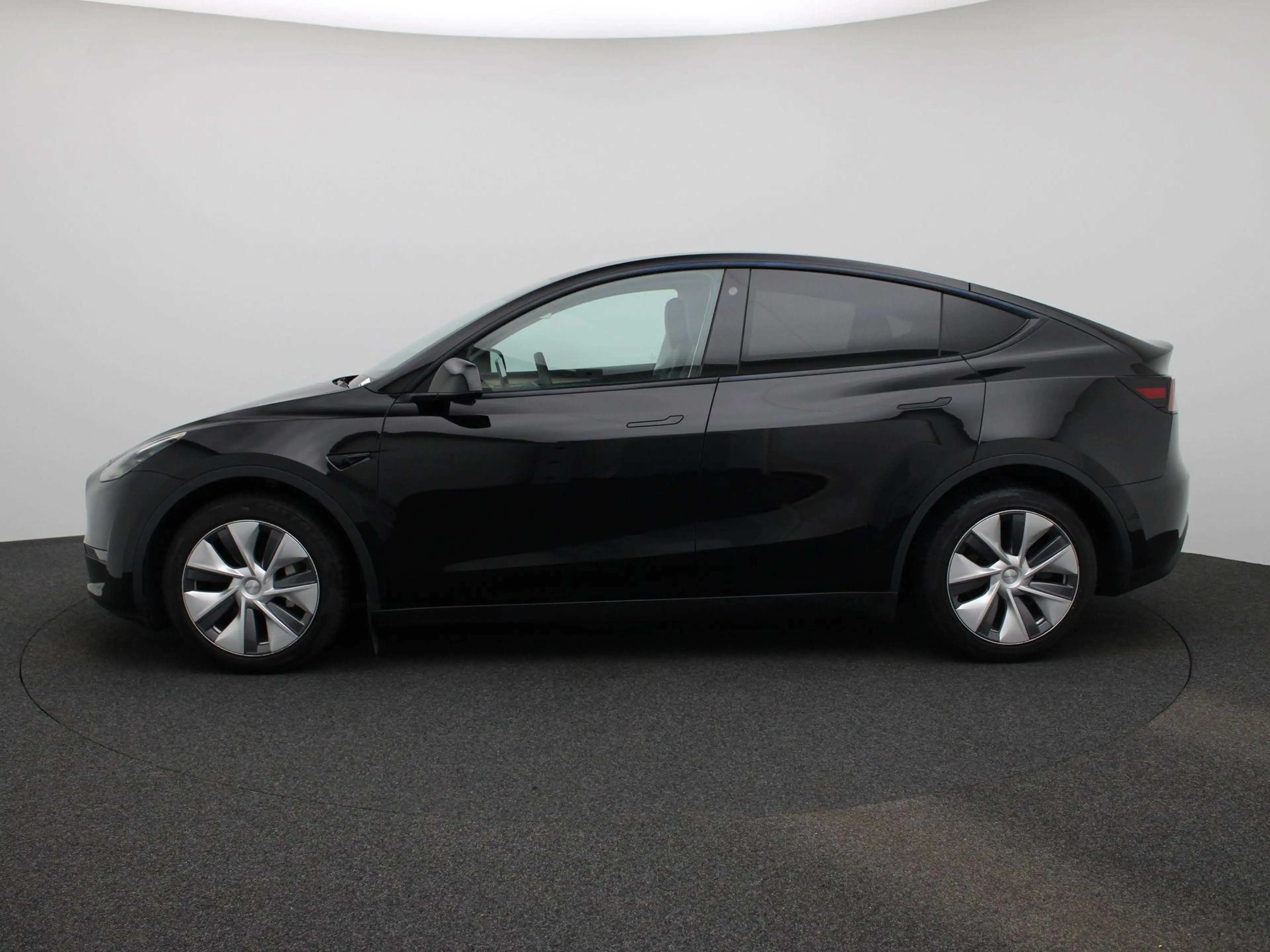 Tesla Model Y Long Range Dual Motor AWD — photo 5