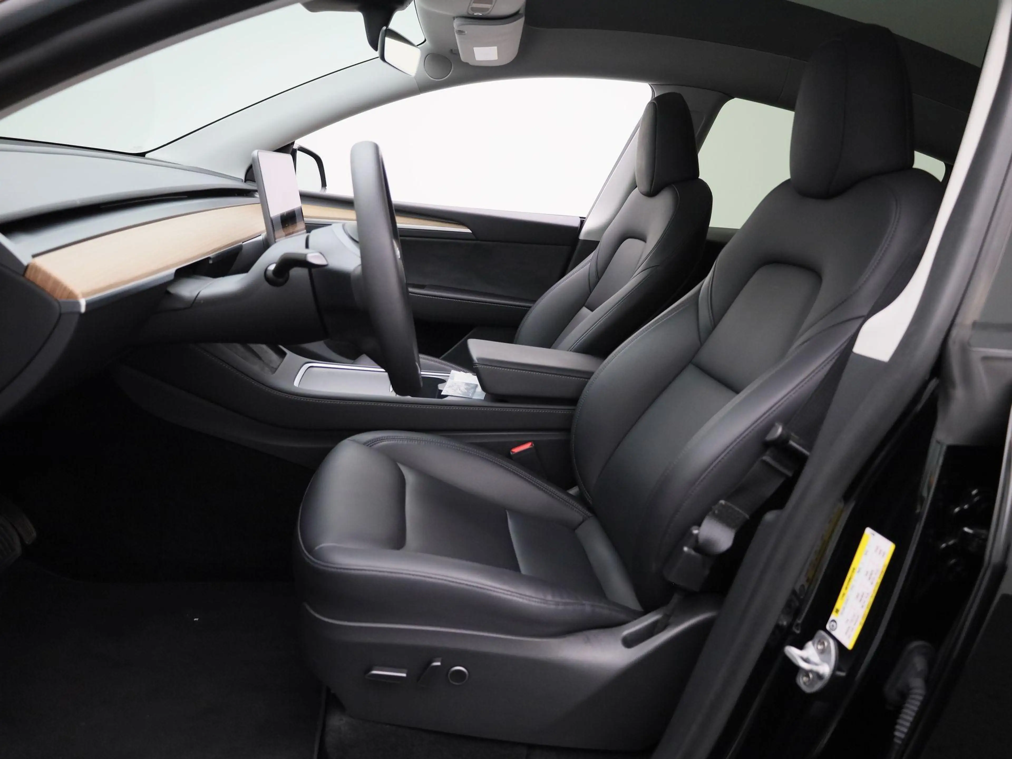 Tesla Model Y Long Range Dual Motor AWD — photo 13