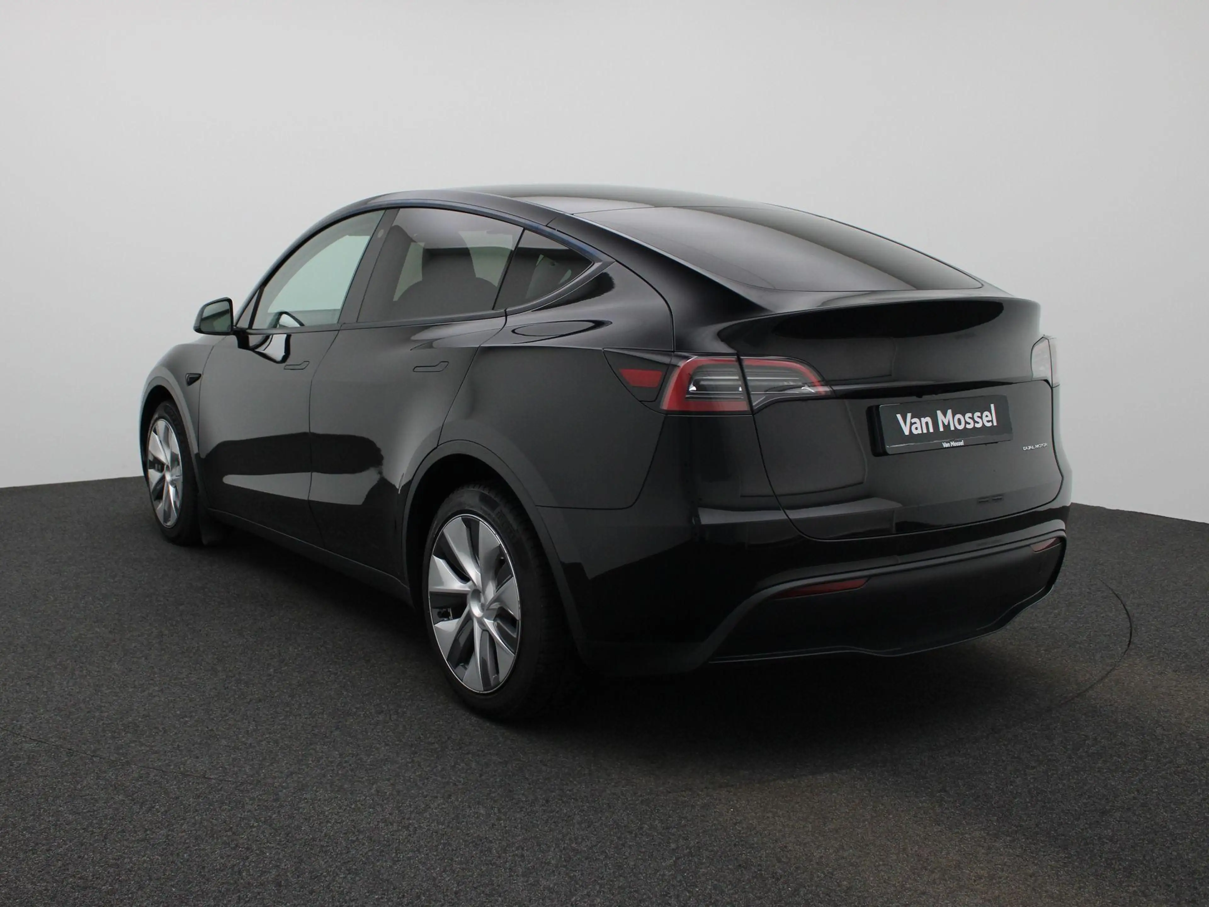 Tesla Model Y Long Range Dual Motor AWD — photo 2