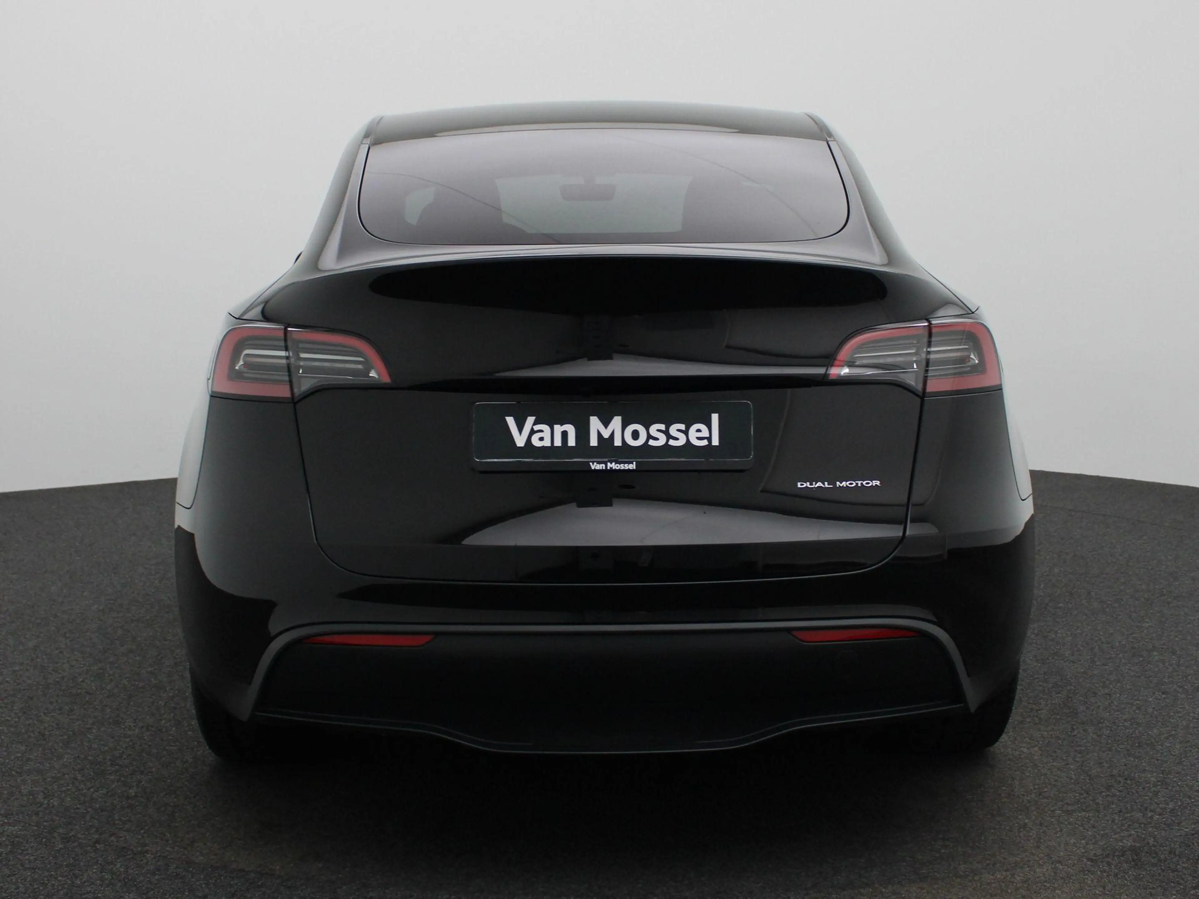 Tesla Model Y Long Range Dual Motor AWD — photo 6