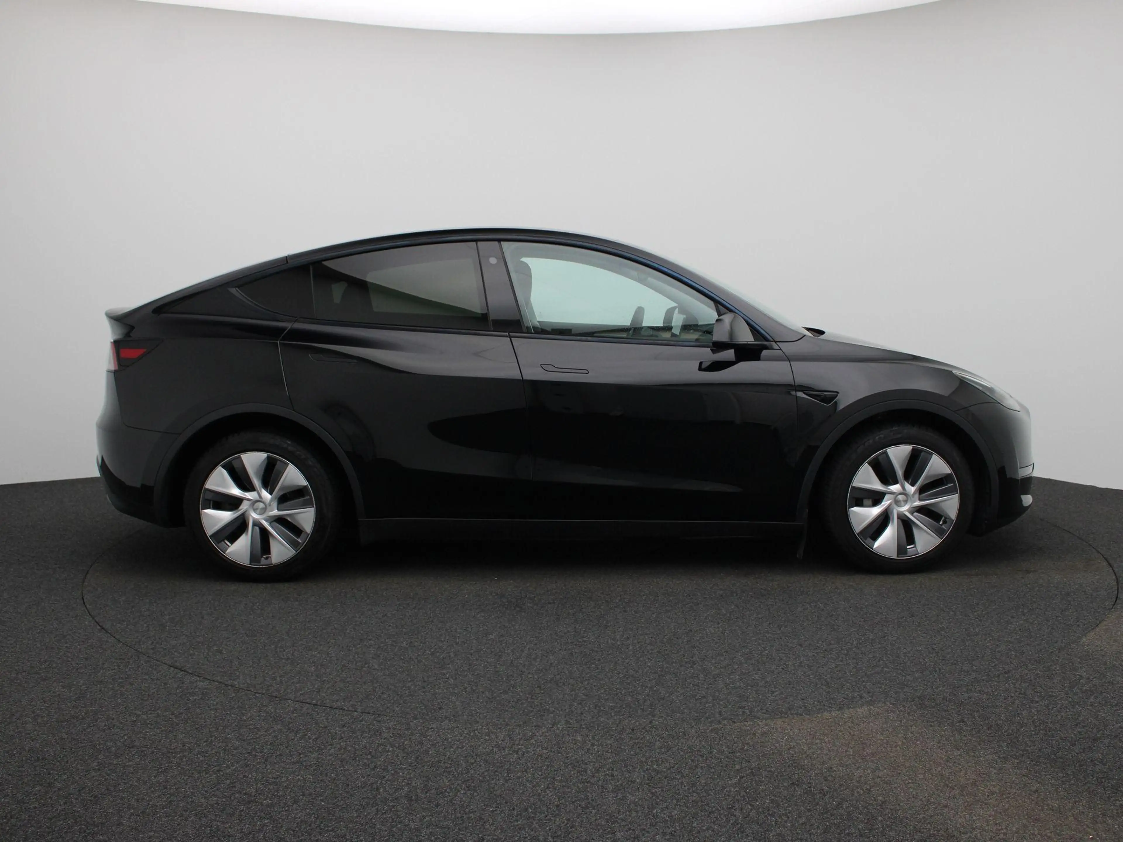 Tesla Model Y Long Range Dual Motor AWD — photo 7