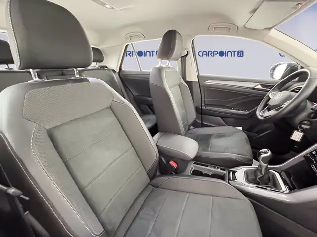 Volkswagen T-Roc view 9