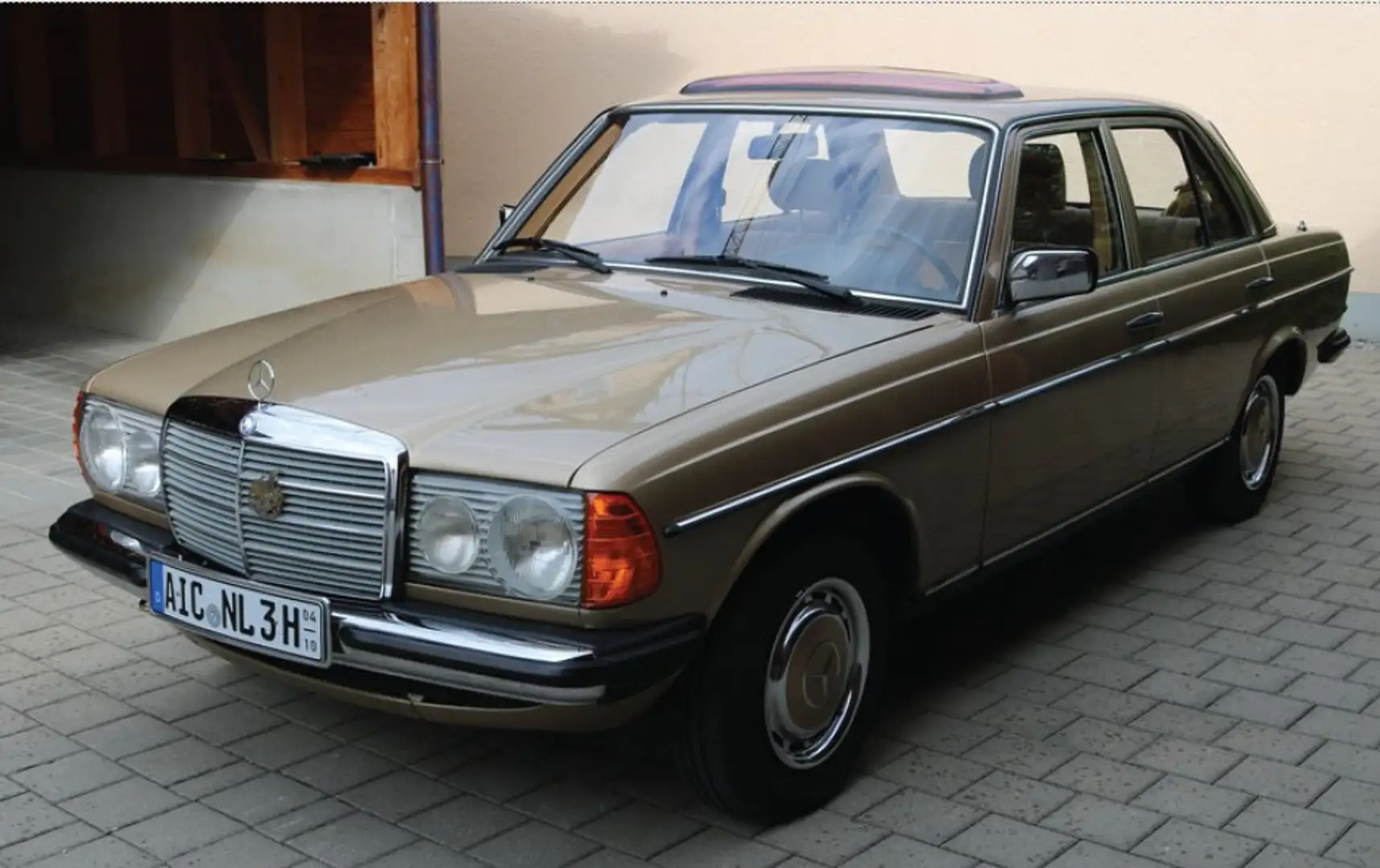 Mercedes-Benz 230 W123 Bronze - 1