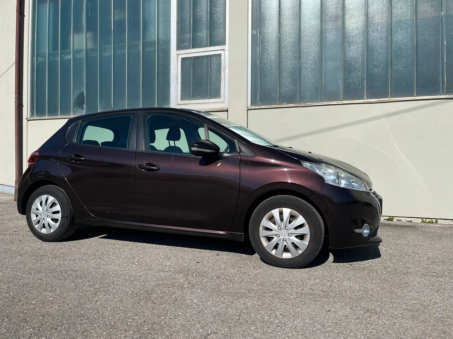Peugeot 208 208 Allure 1,2 VTi 82 Allure Braun - 2