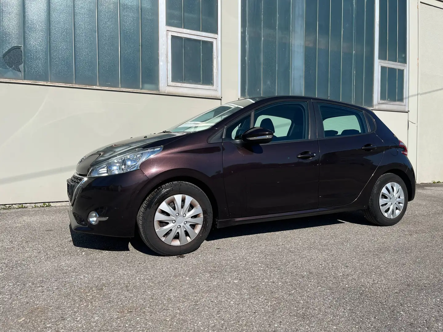 Peugeot 208 208 Allure 1,2 VTi 82 Allure Braun - 1
