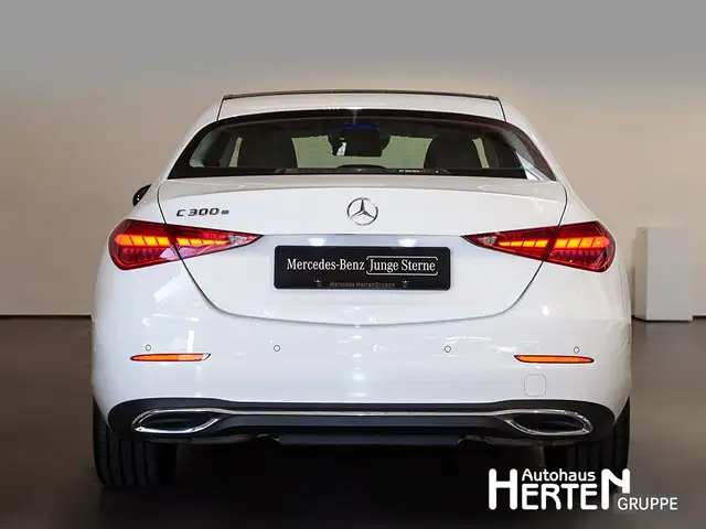 Mercedes-Benz 300 view 4