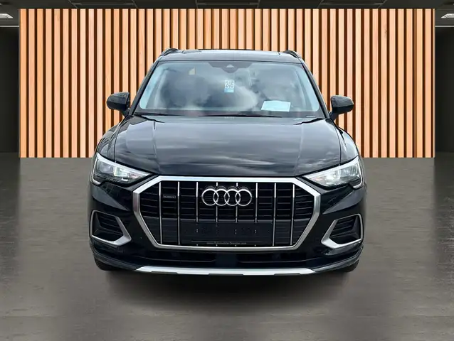 Audi Q3 view 4