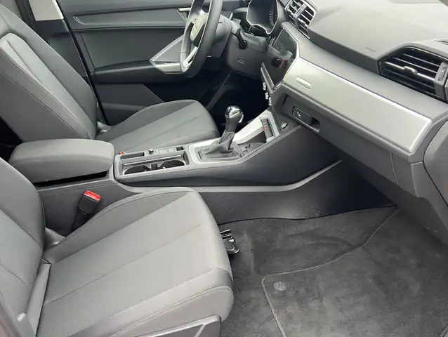 Audi Q3 view 14
