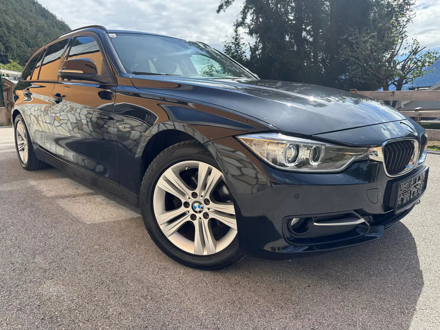 BMW 318 318d xDrive Touring Schwarz - 2