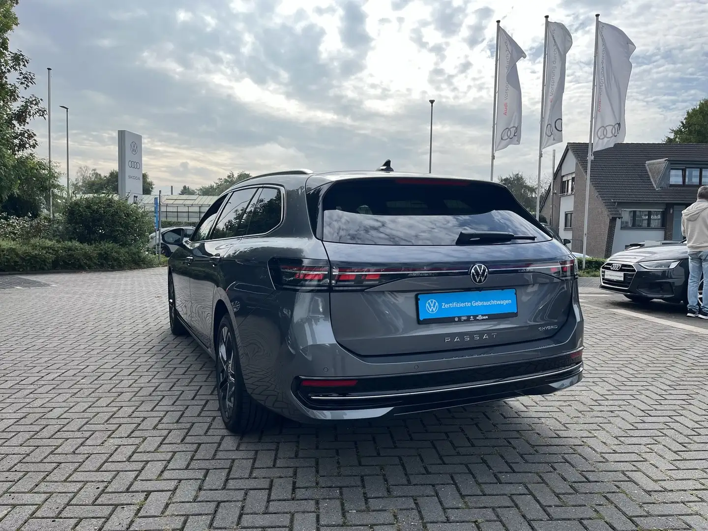 Volkswagen Passat Variant 1.5 eHybrid 200 kW Elegance NP73 Grau - 2