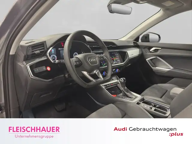 Audi Q3 view 10