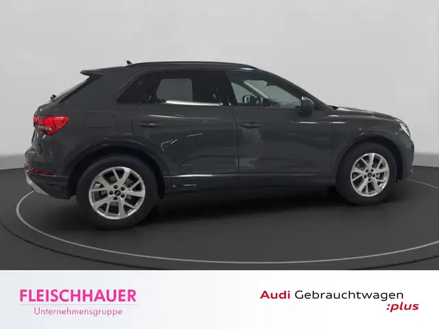 Audi Q3 view 8