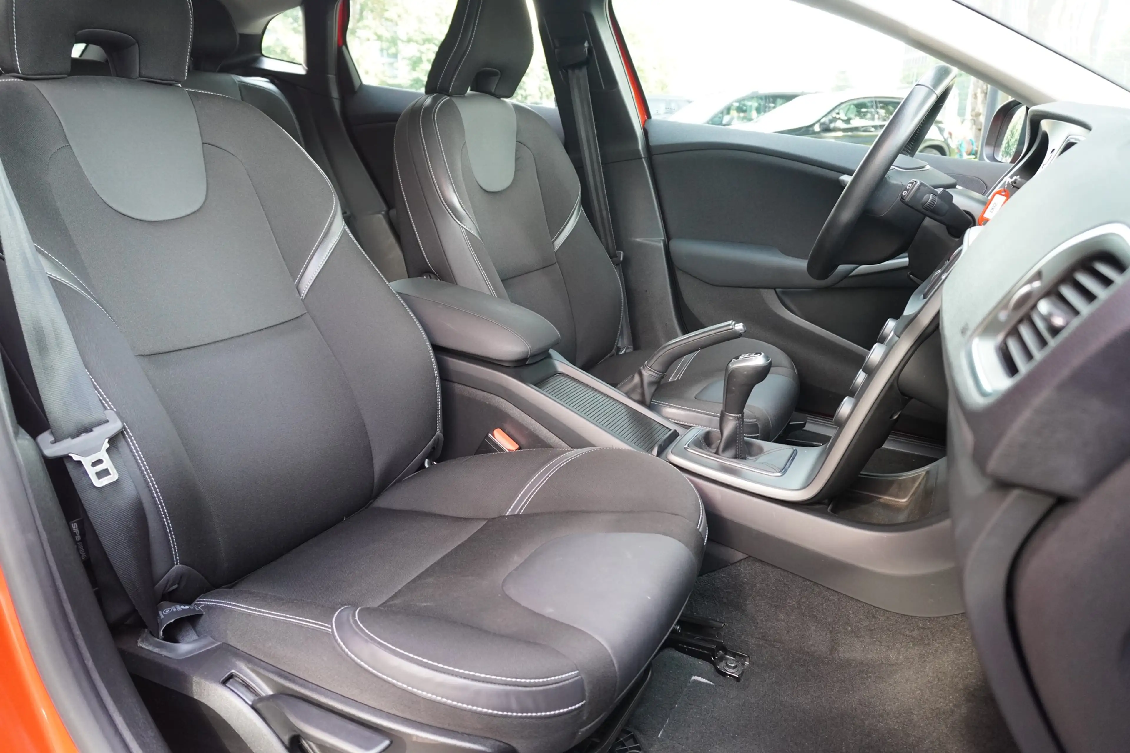 Volvo V40 2.0 Momentum LED Navi Sitzheizung Tempomat — photo 28