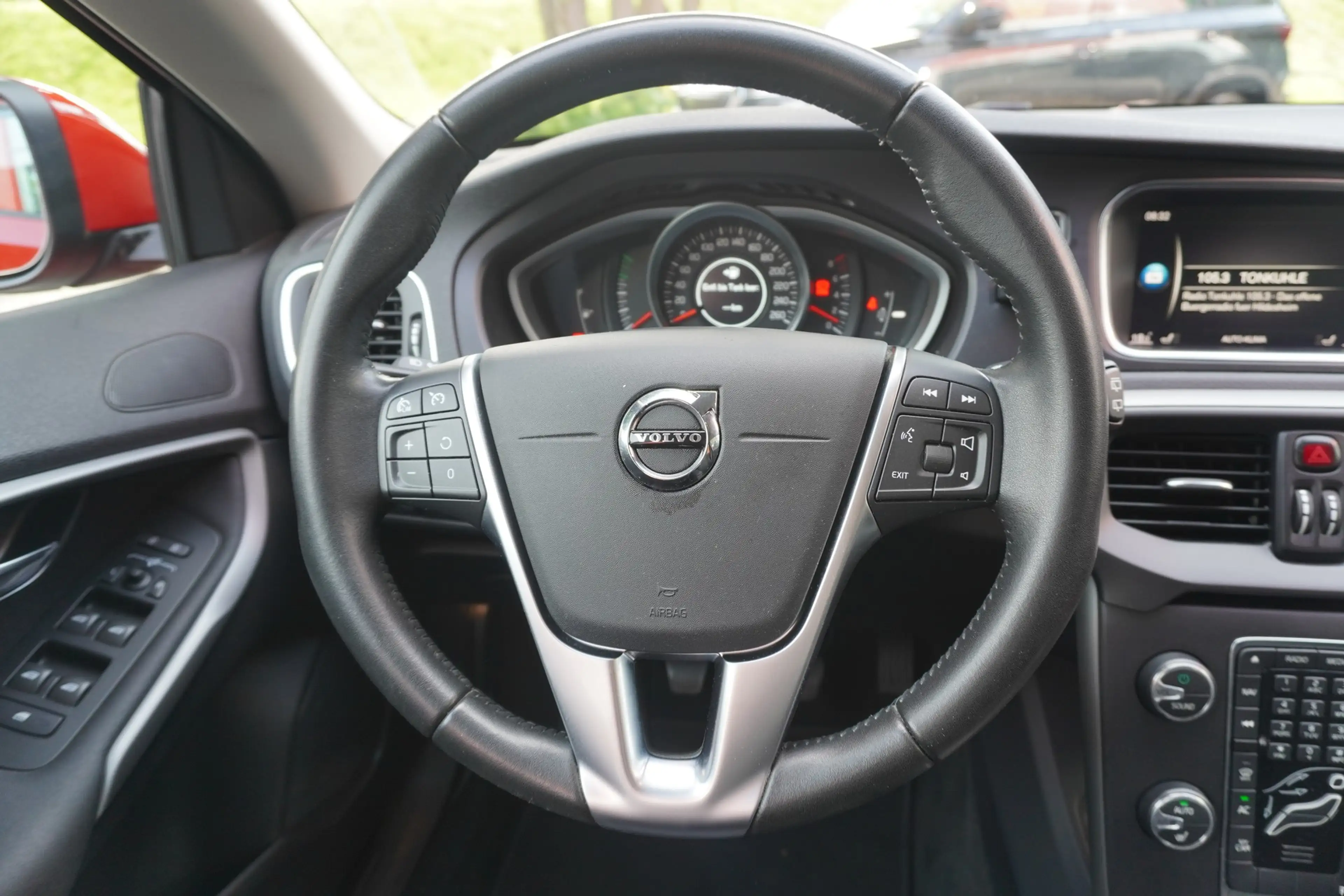 Volvo V40 2.0 Momentum LED Navi Sitzheizung Tempomat — photo 13