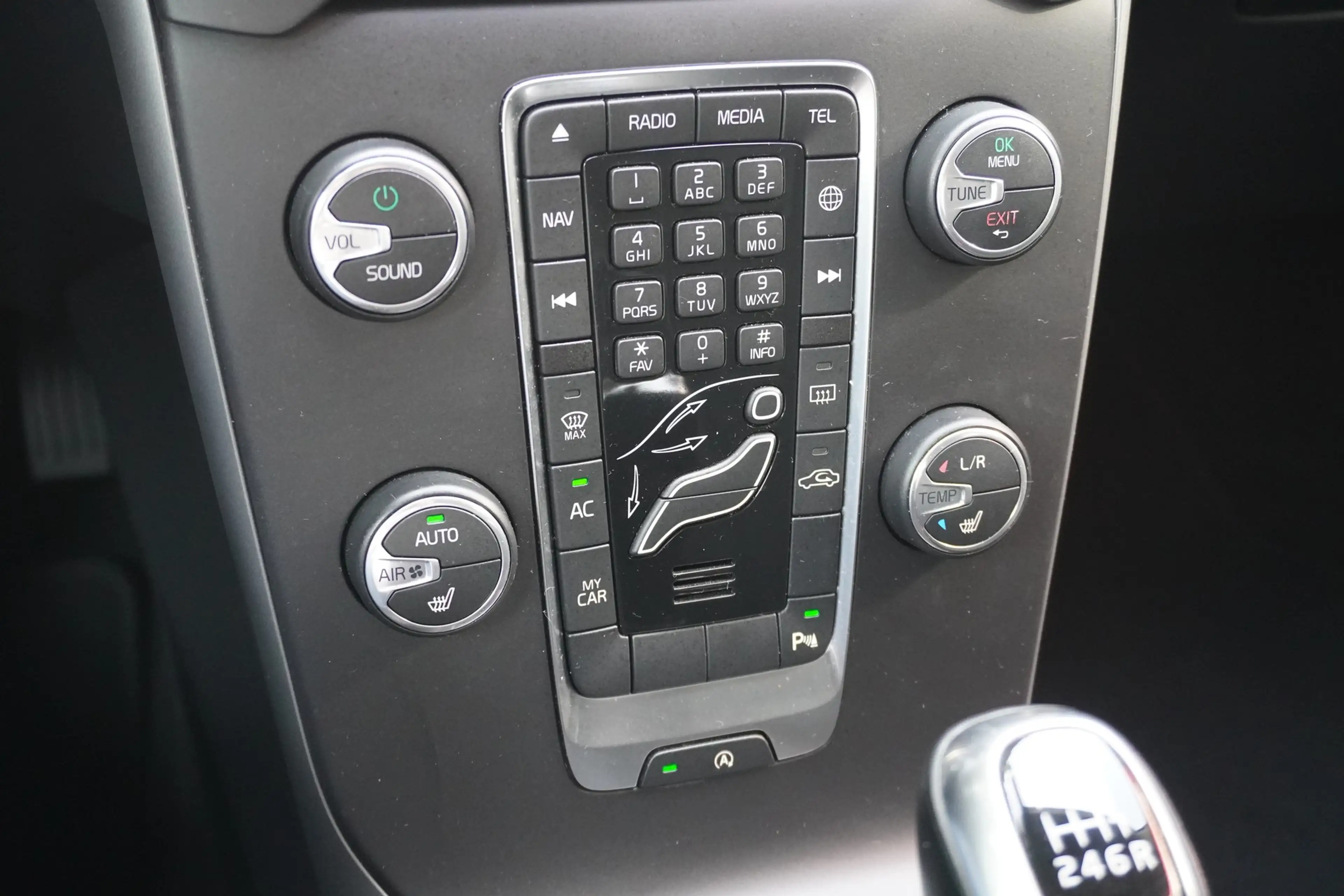 Volvo V40 2.0 Momentum LED Navi Sitzheizung Tempomat — photo 26