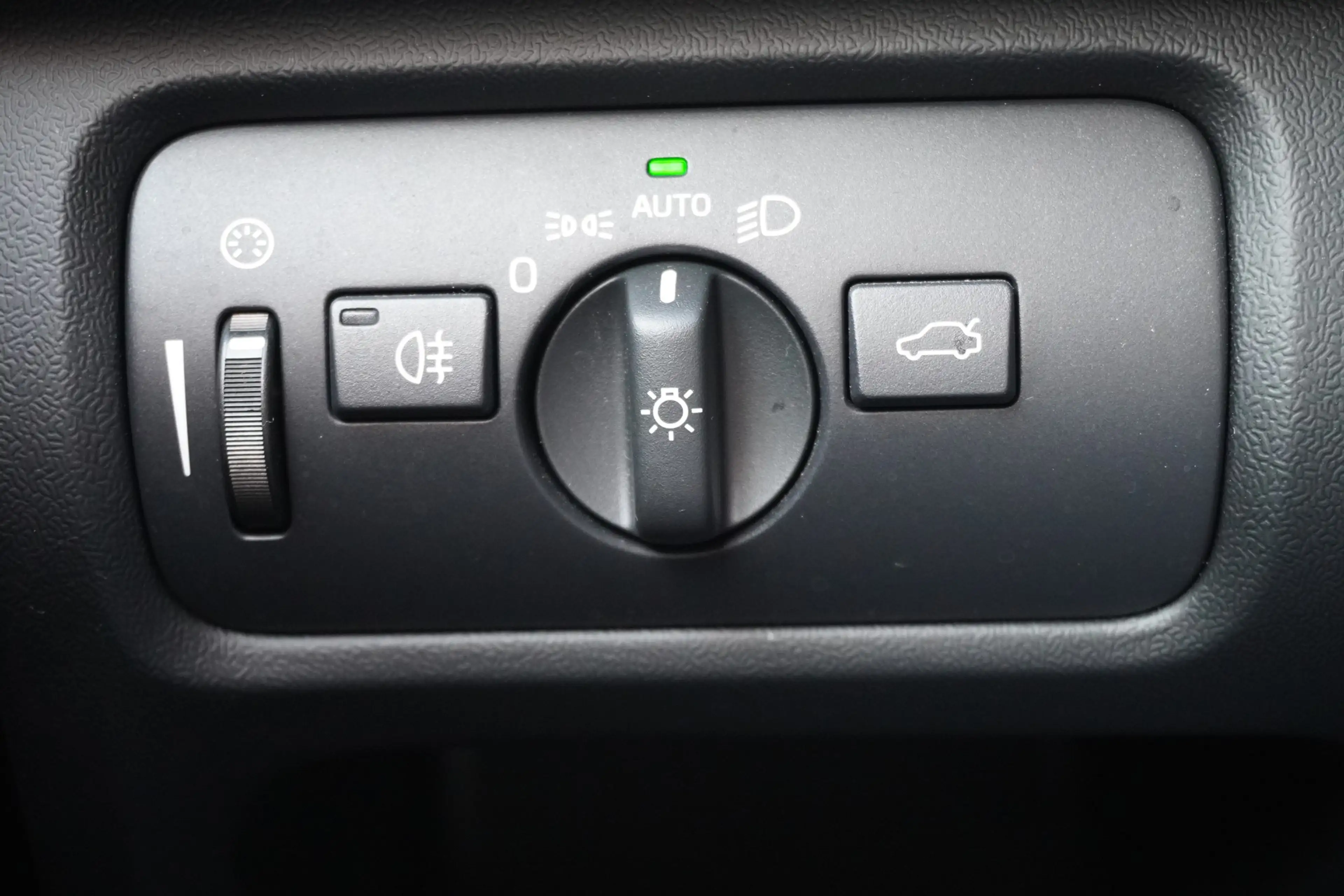 Volvo V40 2.0 Momentum LED Navi Sitzheizung Tempomat — photo 19