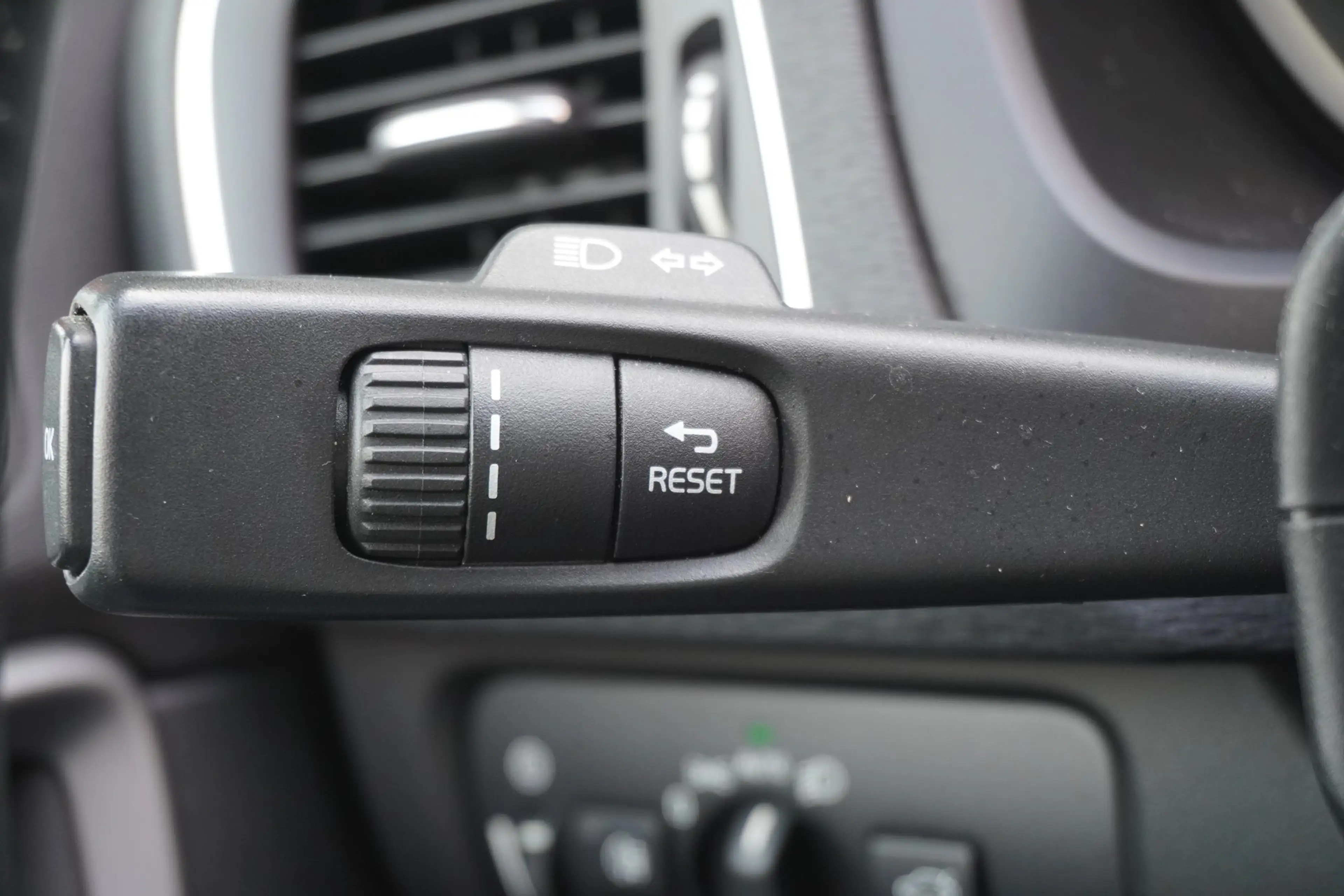 Volvo V40 2.0 Momentum LED Navi Sitzheizung Tempomat — photo 16