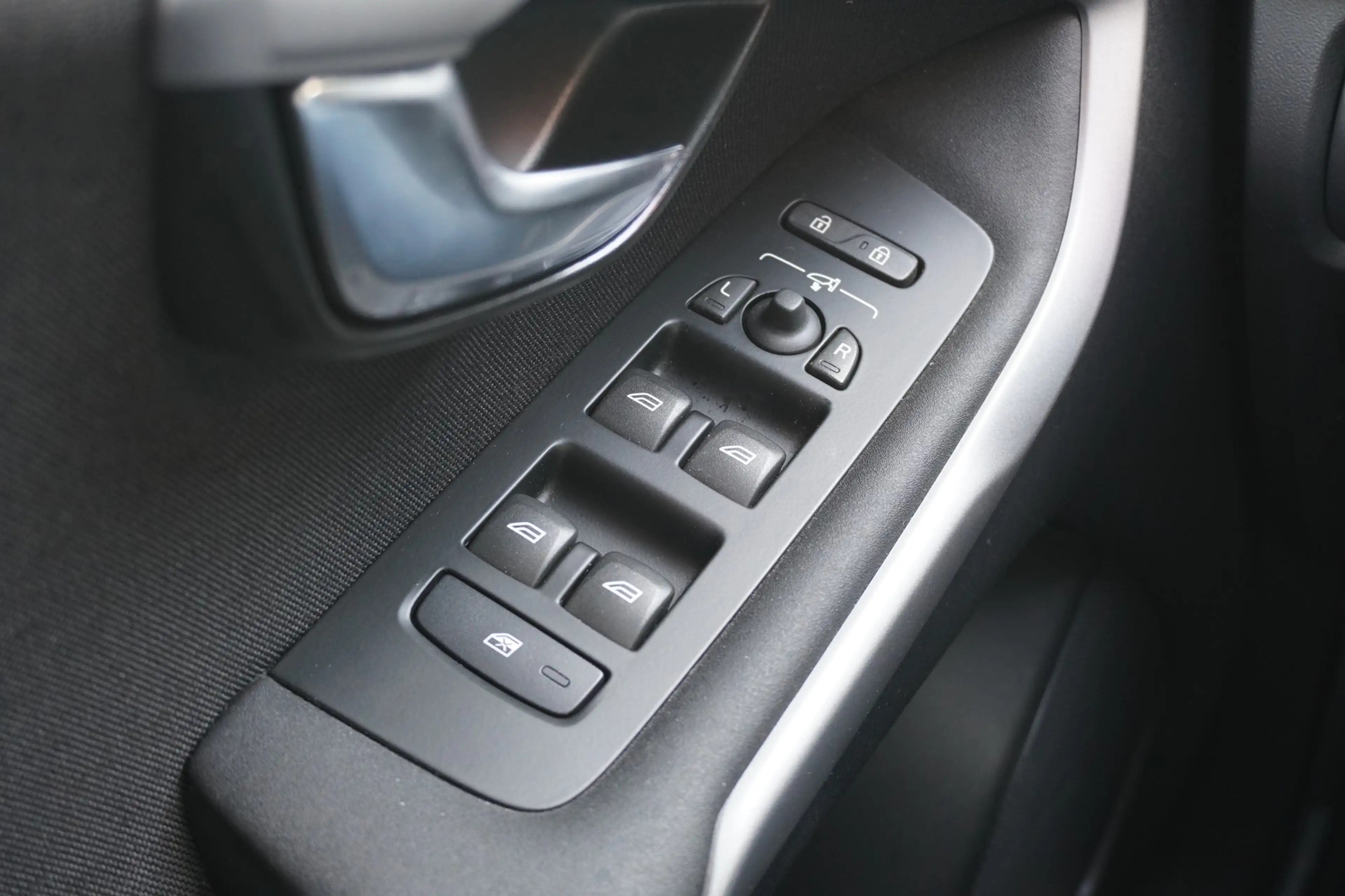 Volvo V40 2.0 Momentum LED Navi Sitzheizung Tempomat — photo 18