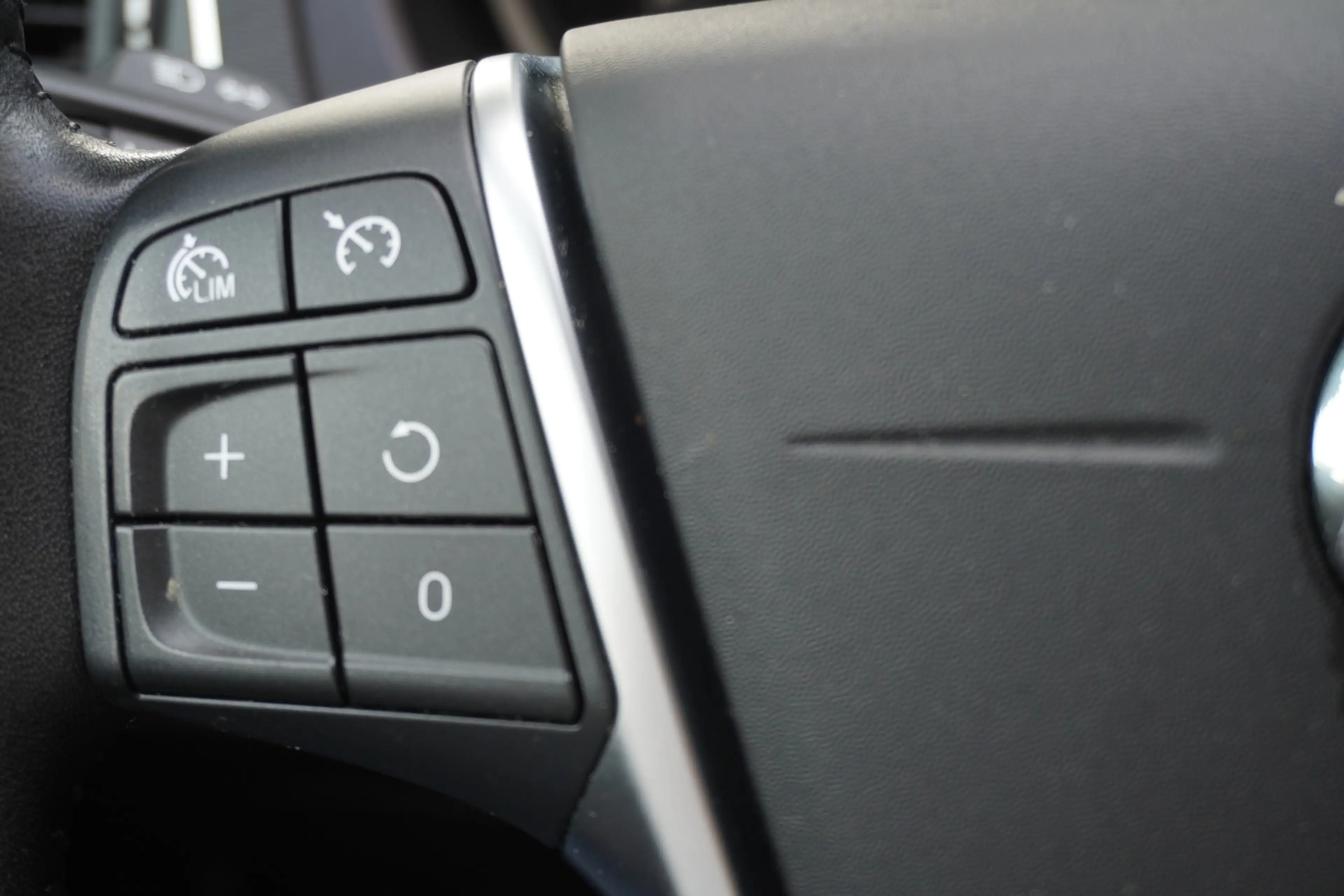 Volvo V40 2.0 Momentum LED Navi Sitzheizung Tempomat — photo 14