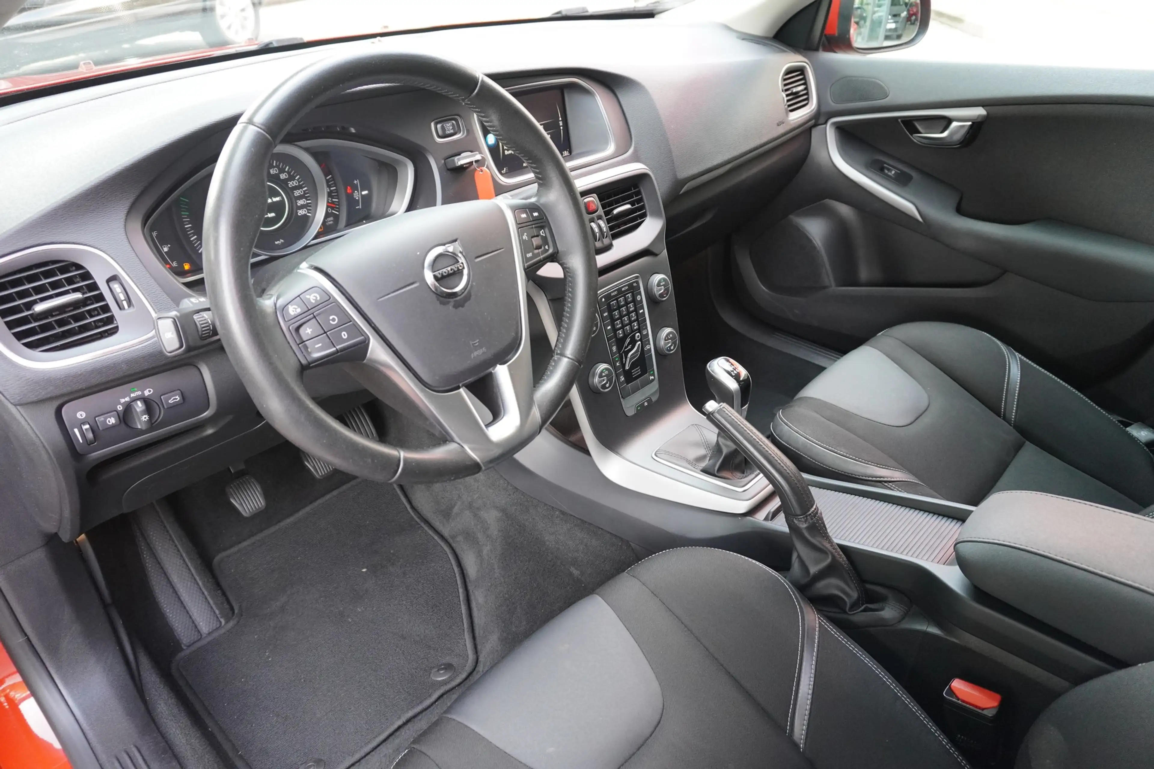 Volvo V40 2.0 Momentum LED Navi Sitzheizung Tempomat — photo 10