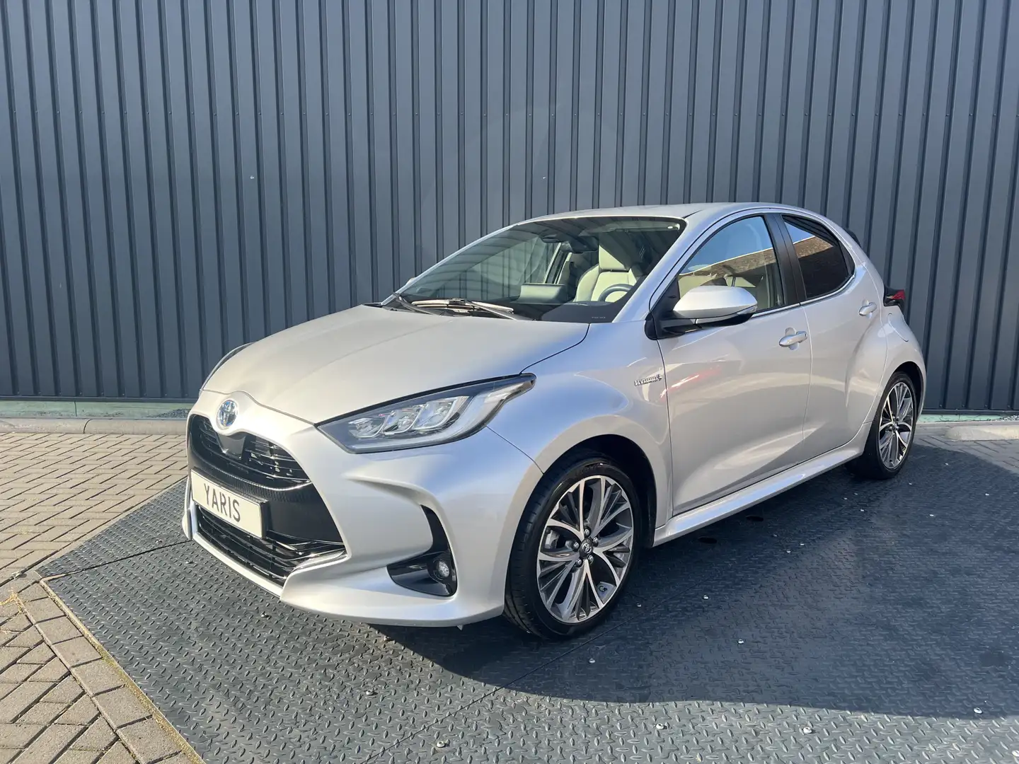 Toyota Yaris 1.5 Hybrid Executive | Creme Leer | Afnm. Trekhaak Gris - 1