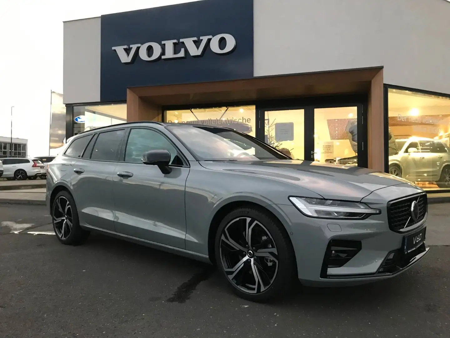 Volvo V60 B4 Kombi Plus Dark Grau - 1