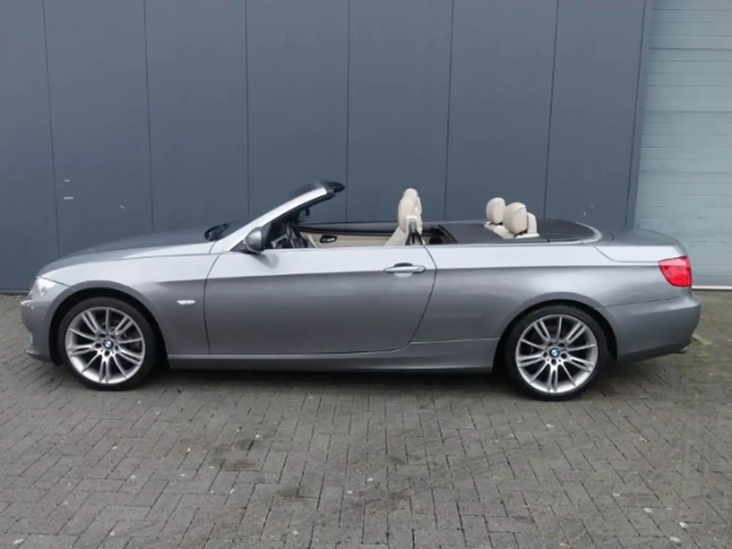 BMW 325 i Cabrio NAVI PDC SHZ LEDER XENON Grau - 2