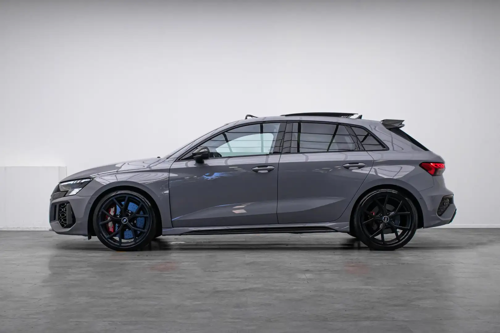 Audi RS3 Sportback 2.5 TFSI Quattro |Pano|Massage|Ceramic|C Grijs - 2