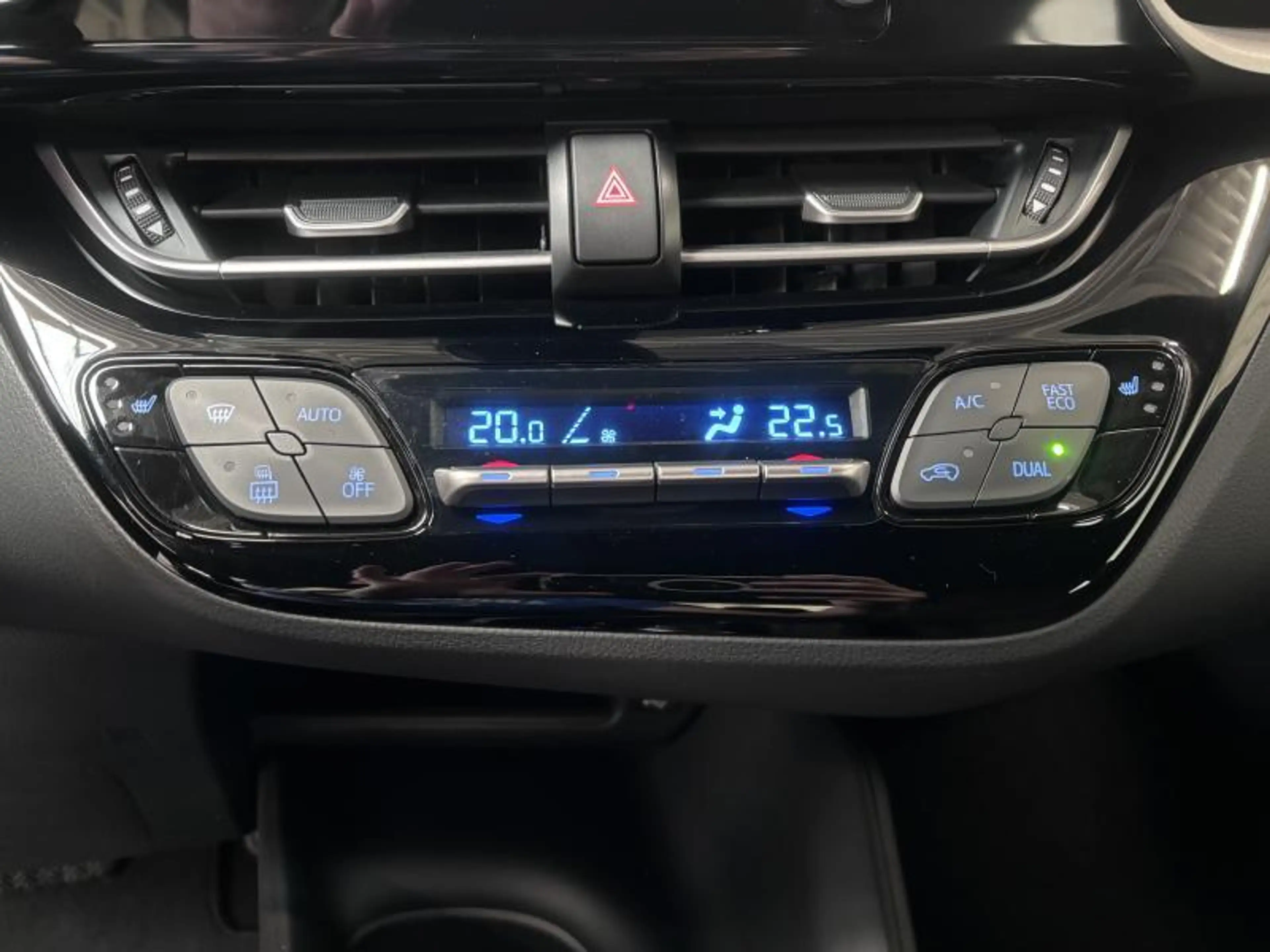 Toyota C-HR C-ENTER 1.8 HSD — photo 12