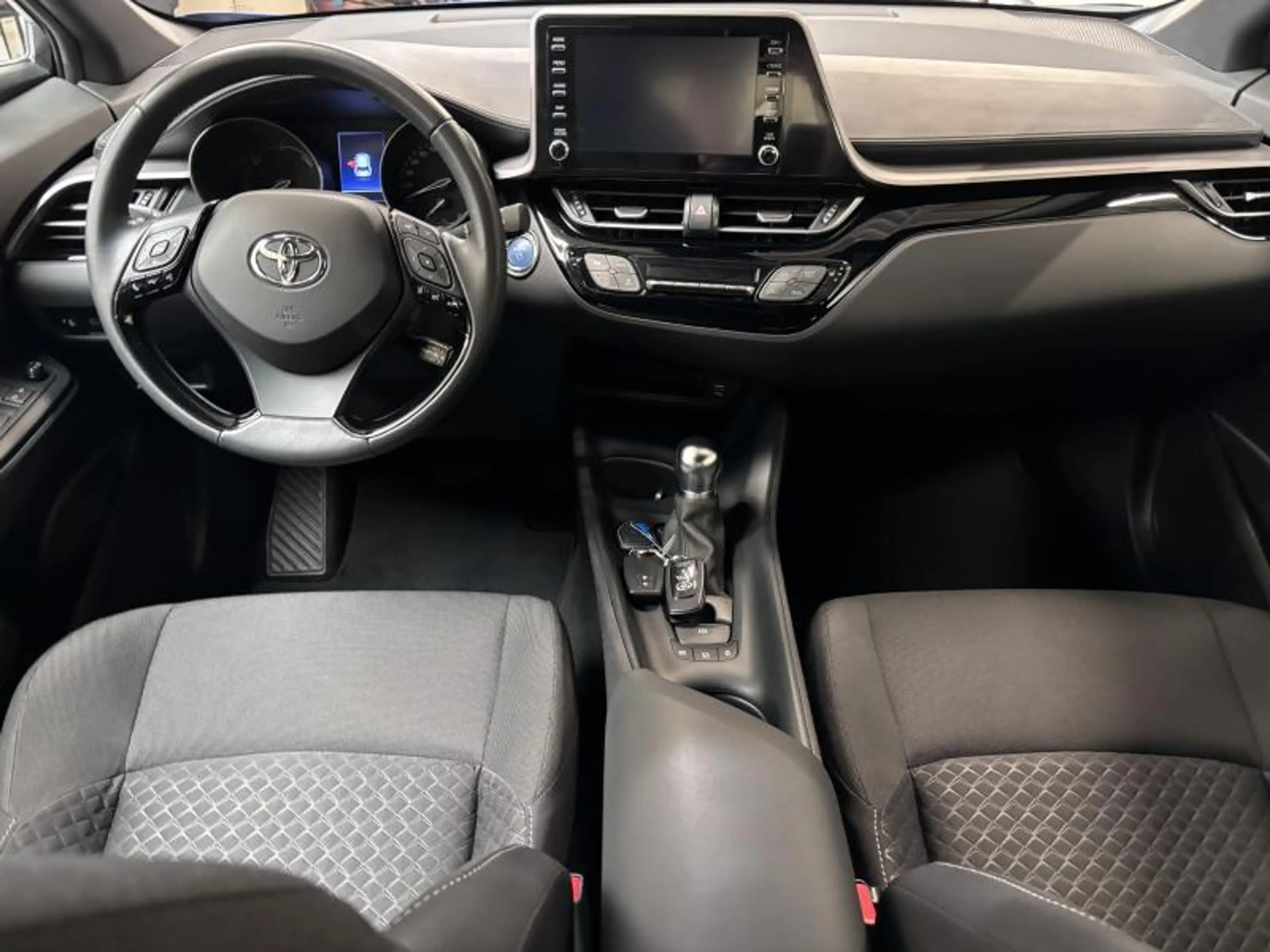 Toyota C-HR C-ENTER 1.8 HSD — photo 8