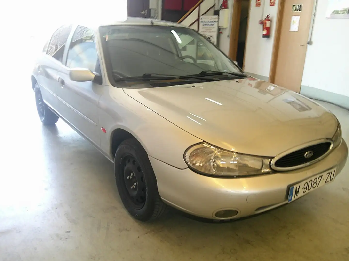 Ford Mondeo 1.8 TD Ambiente Plateado - 2